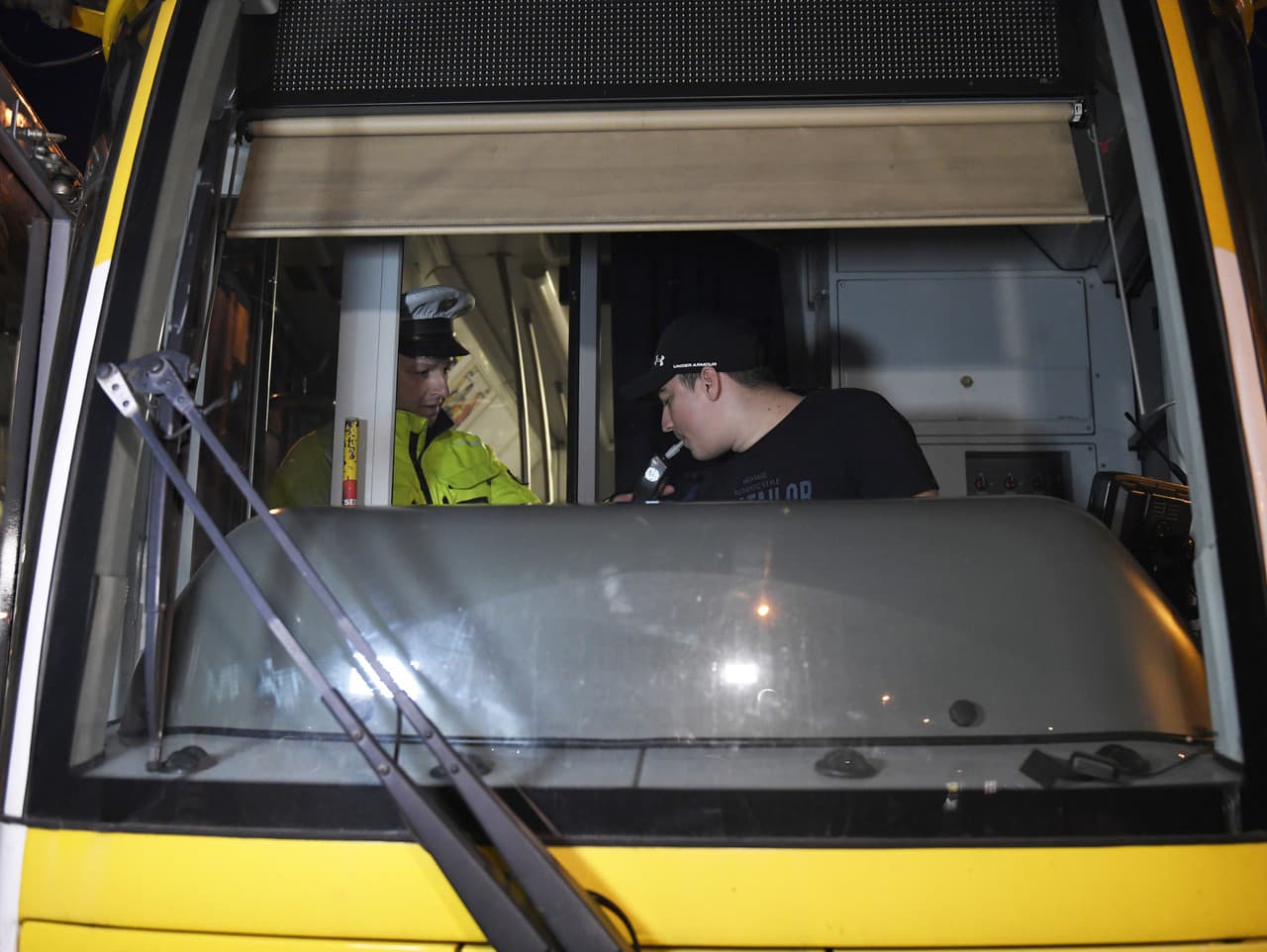 Polícia kontroluje vodičov mestskej hromadnej dopravy v Košiciach.