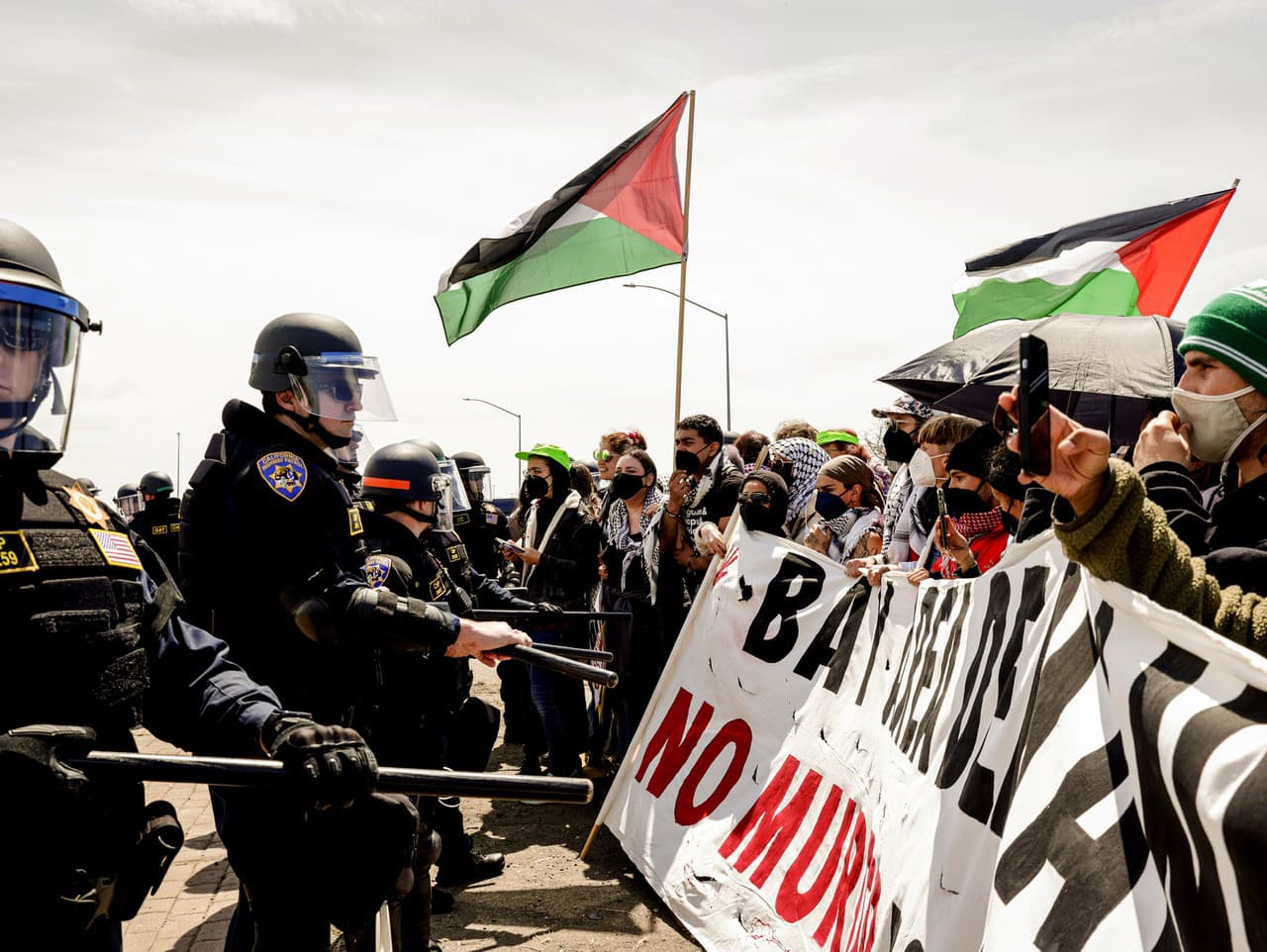 Demonštranti protestujúci proti prebiehajúcej vojne v Gaze