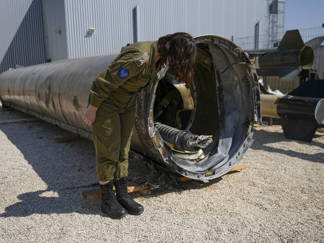 Zástupkyňa vedúceho medzinárodného tlačového oddelenia izraelských ozbrojených síl, nadporučíčka Maša Michelsonová, ukazuje médiám jednu z iránskych balistických rakiet, ktoré Izrael zachytil 