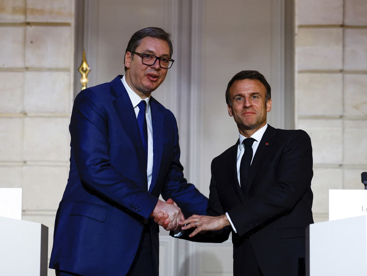Vľavo srbský prezident Alksandar Vučić a jeho francúzsky kolega Emanuel macron na spoločnom stretnutí v Paríži dňa ôsmeho apríla