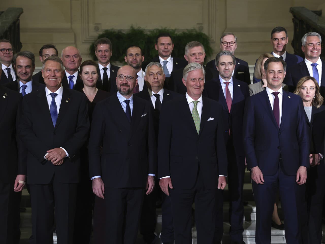 Belgický kráľ Filip pózuje s lídrami Európskej únie, za ním slovenský premiér Robert Fico počas recepcie pred začiatkom dvojdňového summitu EÚ v Bruseli 