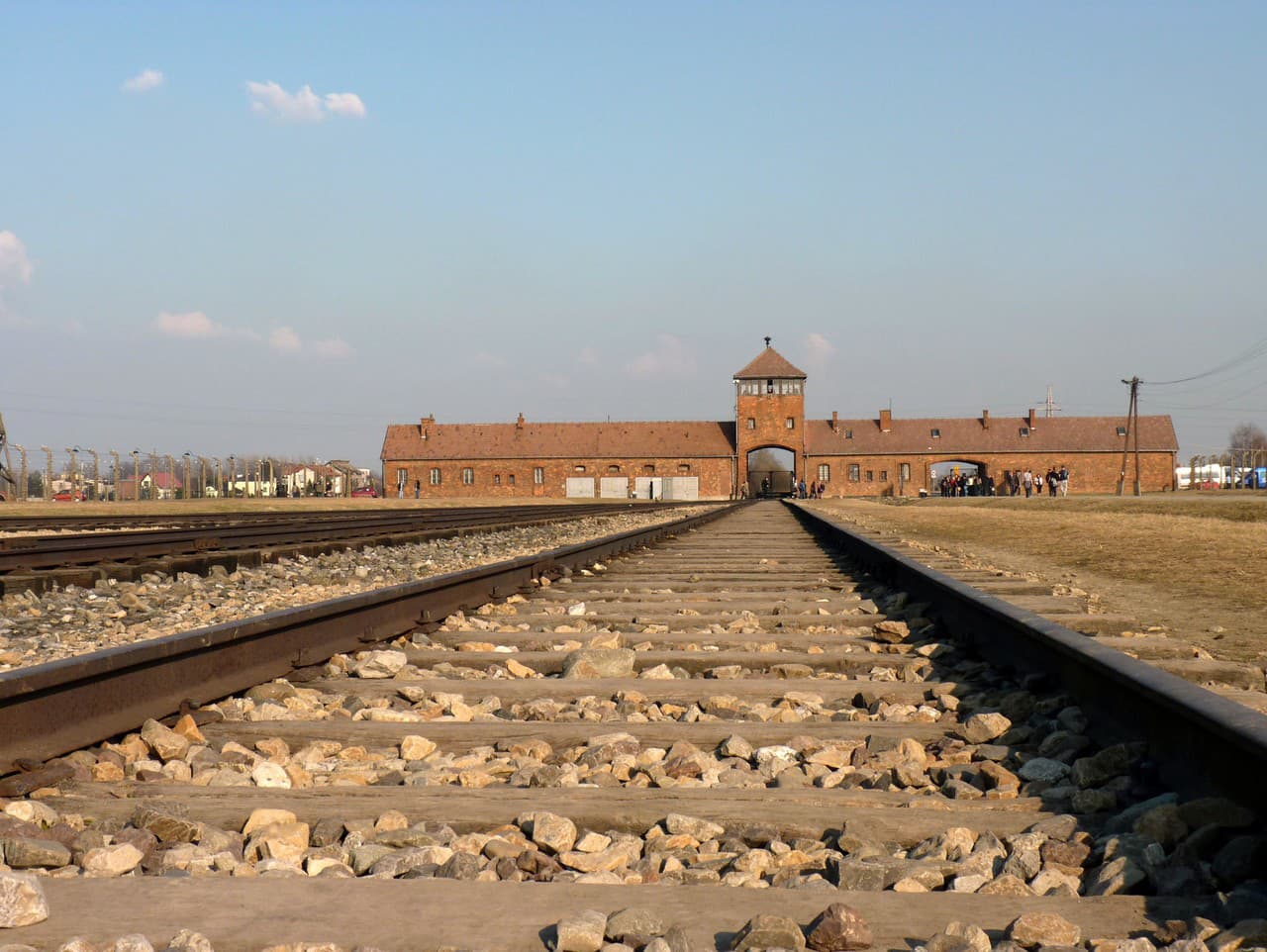 Vstupná brána do koncentračného tábora Birkenau (Brezinka)