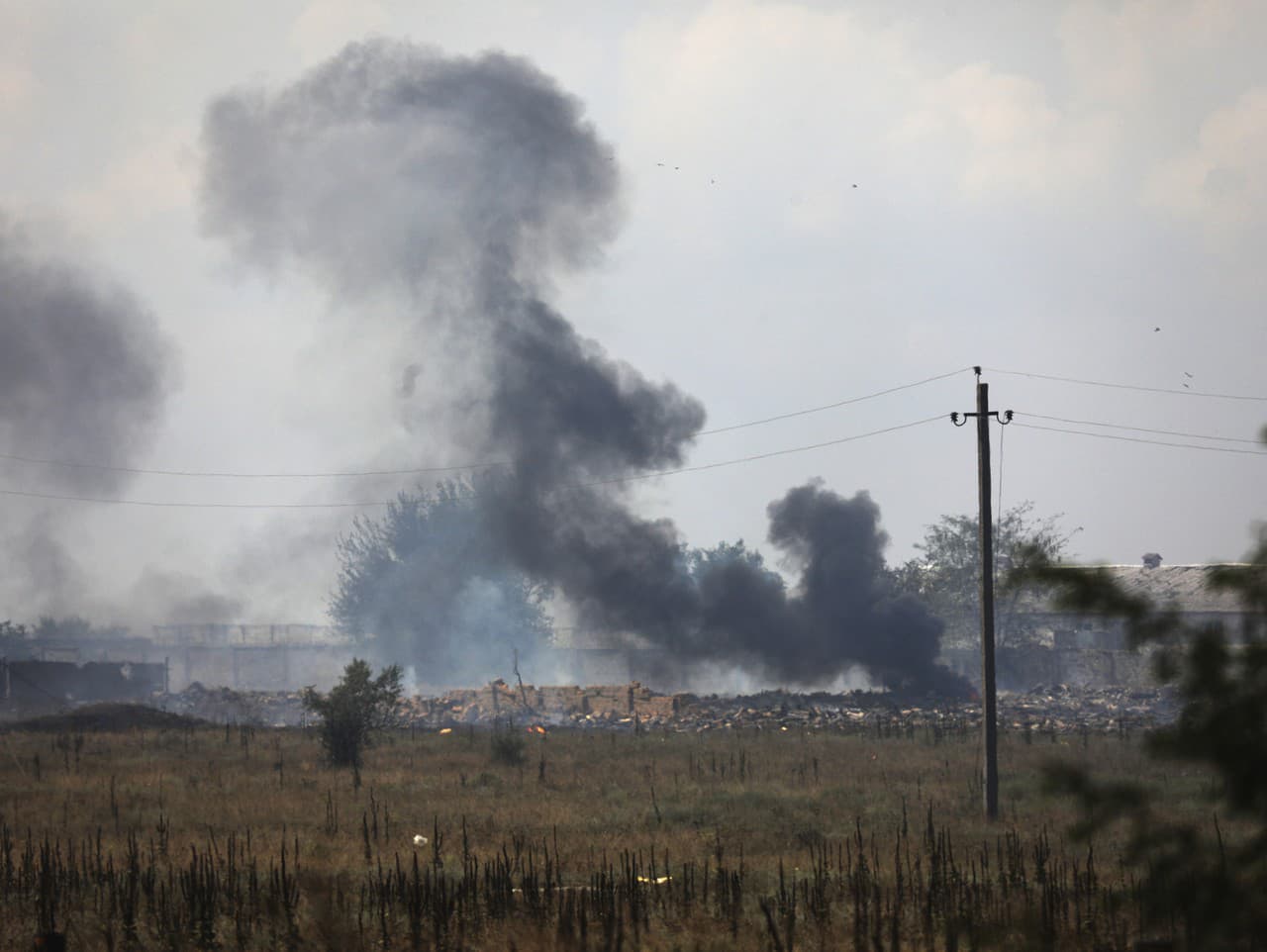 Nad miestom výbuchu v muničnom sklade ruskej armády na Kryme stúpa dym