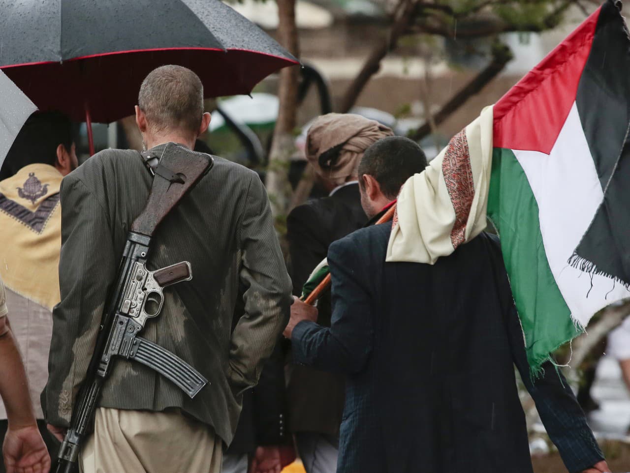 Stúpenci húsíov nesú palestínsku vlajku počas zhromaždenia proti USA a Izraelu a na podporu Palestínčanov v Pásme Gazy
