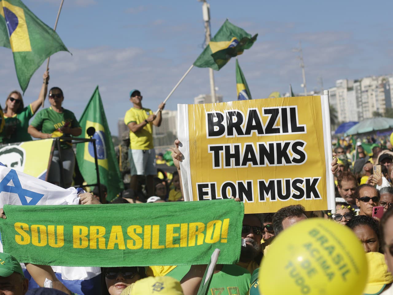 Priaznivci bývalého brazílskeho prezidenta Jaira Bolsonara sa zúčastňujú na demonštrácii za slobodu prejavu, ktorú podnietilo nariadenie brazílskeho súdu o pozastavení účtov na platforme sociálnych médií X, na pláži Copacabana v brazílskom Riu de Janeiro 