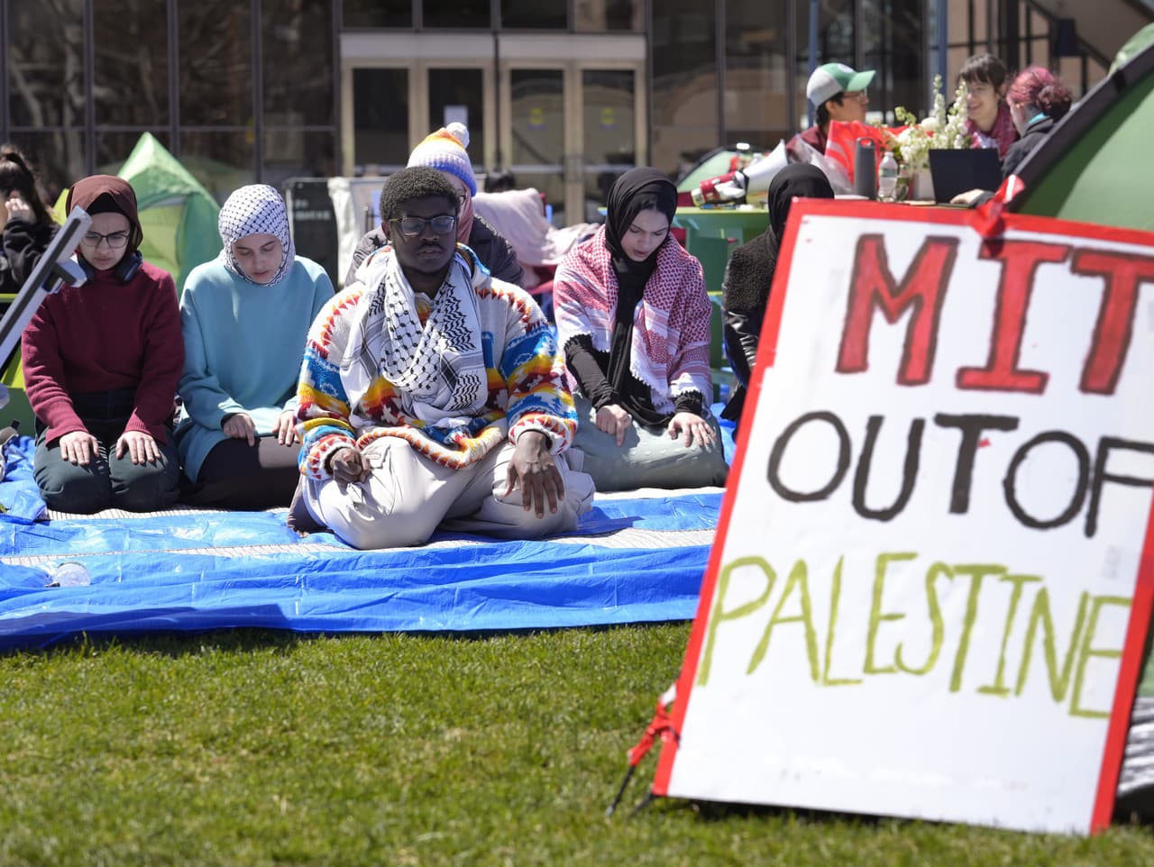 Študenti Massachusettského technologického inštitútu postavili v areáli univerzity stanový tábor na protest proti tomu, že MIT podľa nich nevyzval na okamžité prímerie v Gaze a na prerušenie väzieb s izraelskou armádou.