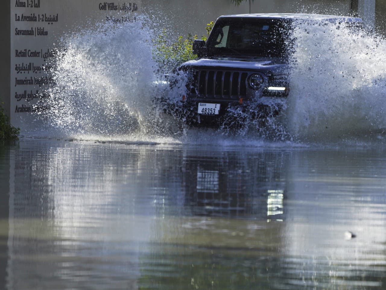 SUV prechádza cez záplavovú vodu na ceste v Dubaji v Spojených arabských emirátoch v stredu 17. apríla 2024. 