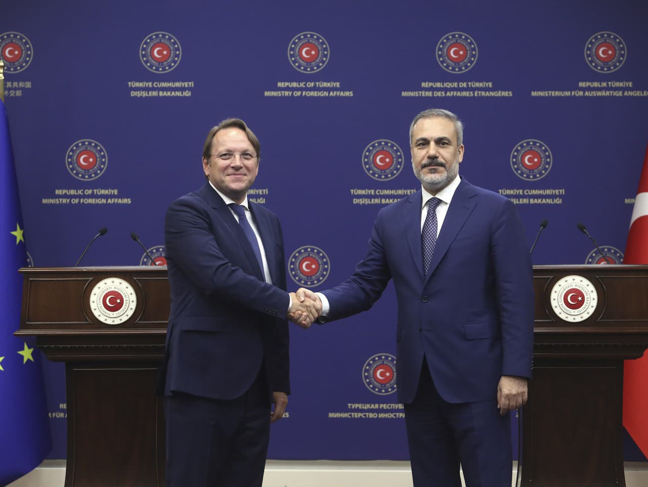 Turecký minister zahraničných vecí Hakan Fidan (vpravo) si podáva ruku s komisárom EÚ pre susedstvo a rozšírenie Oliverom Varhelym.