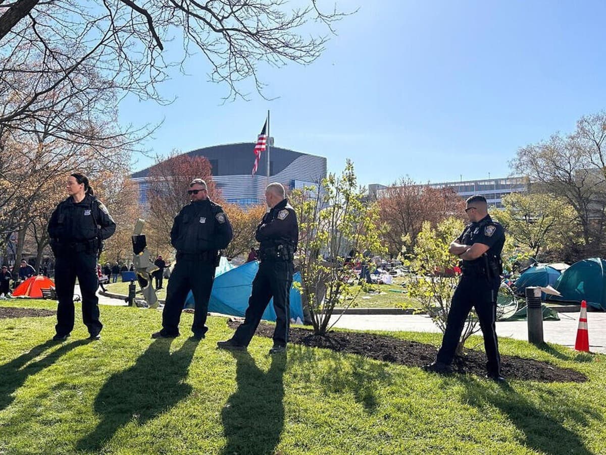 Polícia zadržala 100 ľudí v propalestínskom protestnom tábore na severovýchodnej univerzite v Bostone