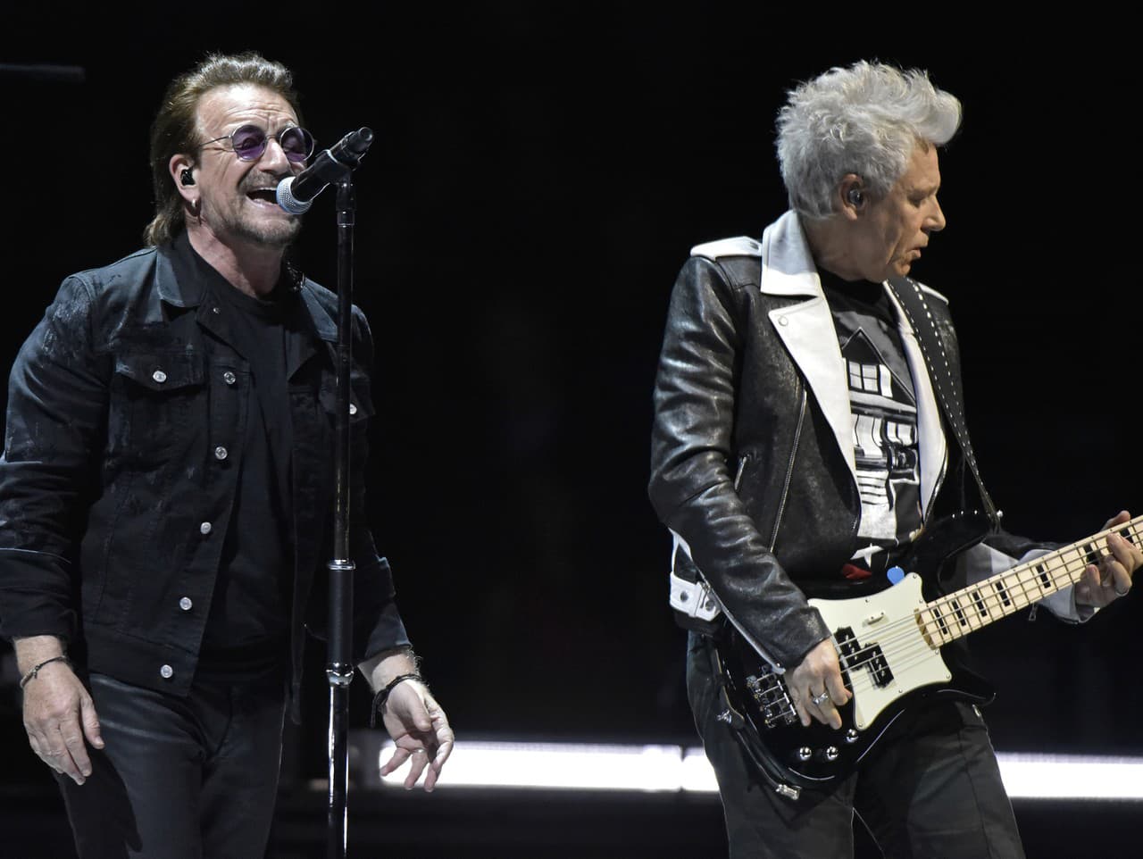 Bono Vox a basgitarista Adam Clayton