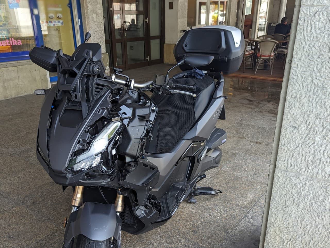 Bratislavskí policajti vyšetrujú nehodu motocyklistu