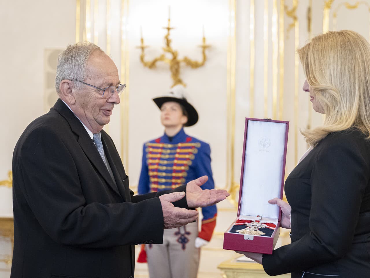 Na snímke vpravo prezidentka SR Zuzana Čaputová prijala prasynovca Milana Rastislava Štefánika Petra Kaňku v Prezidentskom paláci 