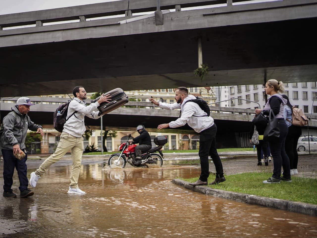 Muž hádže kufor počas evakuácie počas záplav v meste Porto Alegre na juhu Brazílie