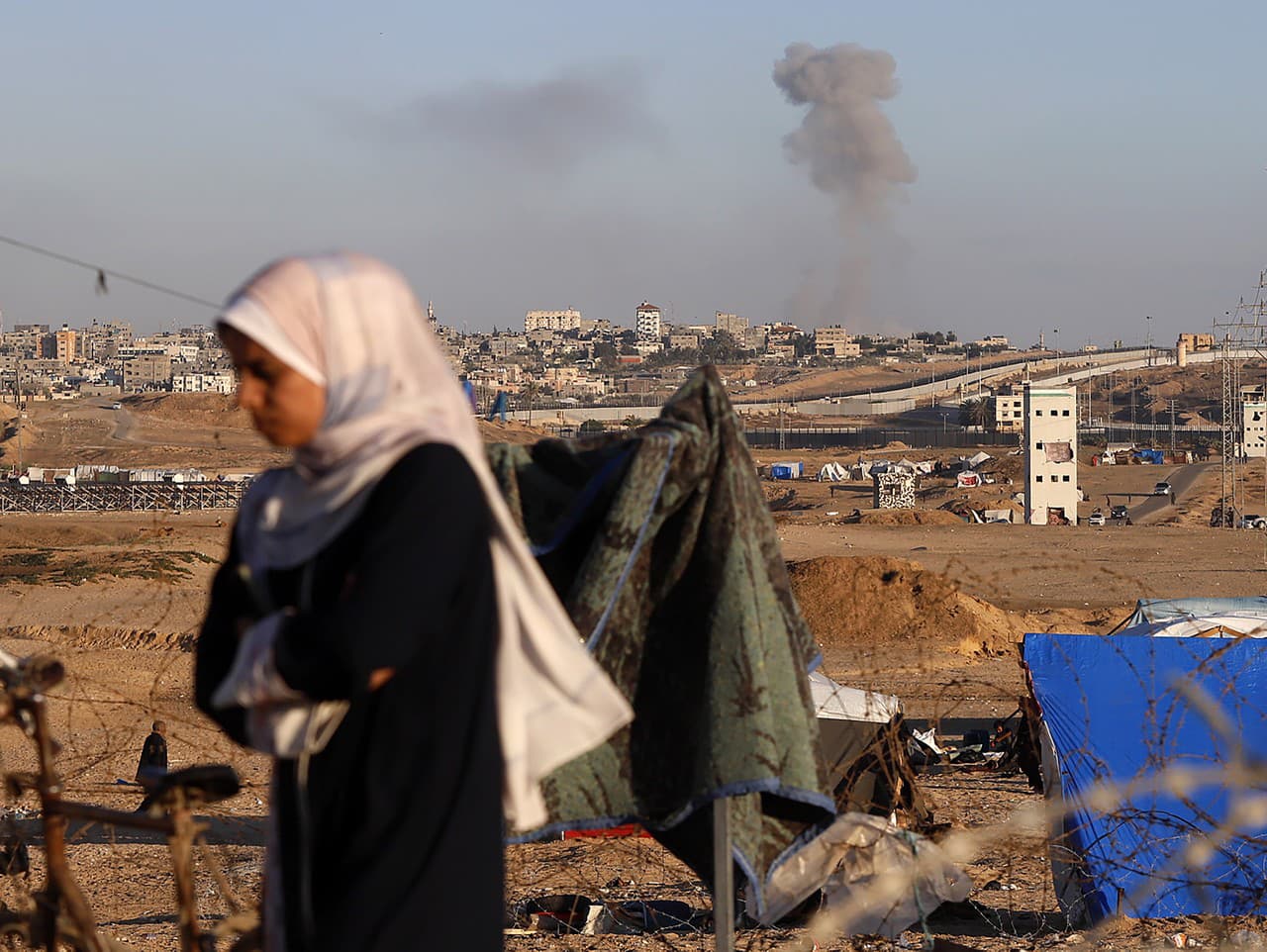 Dym stúpa po izraelskom nálete na budovy v blízkosti oddeľujúceho múru medzi Egyptom a Rafahom na juhu pásma Gazy v pondelok 6. mája 2024.