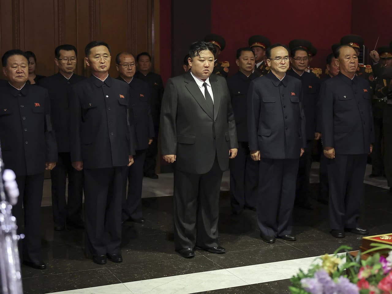 Vodca Kim Čong-un spolu s najvyššími predstaviteľmi vyjadruje sústrasť telu bývalého tajomníka Ústredného výboru Kórejskej strany práce Kim Ki-nama v pohrebnej sieni v severokórejskom Pchjongjangu v stredu 8. mája 2024