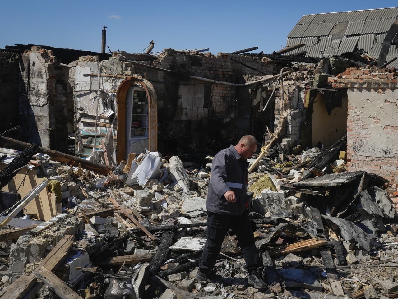 Pracovník plynární kontroluje zničený súkromný dom po ruskom raketovom útoku v Kyjevskej oblasti na Ukrajine v stredu 8. mája 2024.