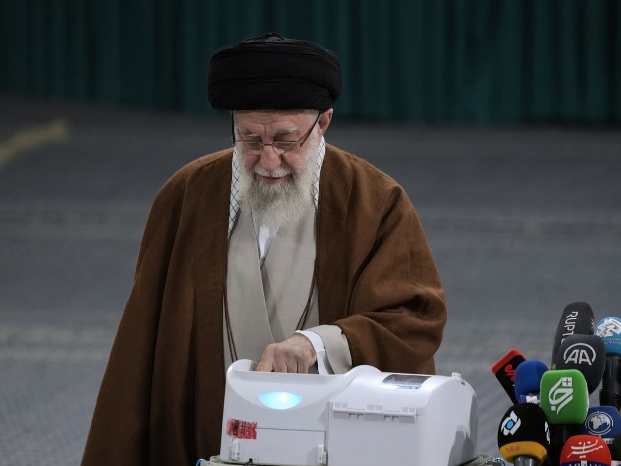 Iránsky najvyšší vodca ajatolláh Alí Chameneí hlasuje v druhom kole parlamentných volieb v Teheráne v piatok 10. mája 2024. 