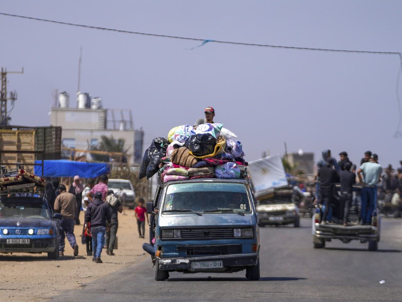 Vysídlení Palestínčania prichádzajú do centra Gazy po úteku z mesta Rafah na juhu Gazy v Deir al Balah v pásme Gazy vo štvrtok 9. mája 2024.