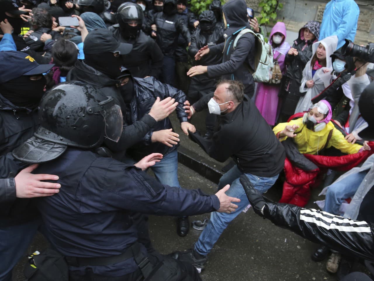 Polícia sa pomocou spreja snaží zablokovať demonštrantov v blízkosti budovy parlamentu počas opozičného protestu proti 