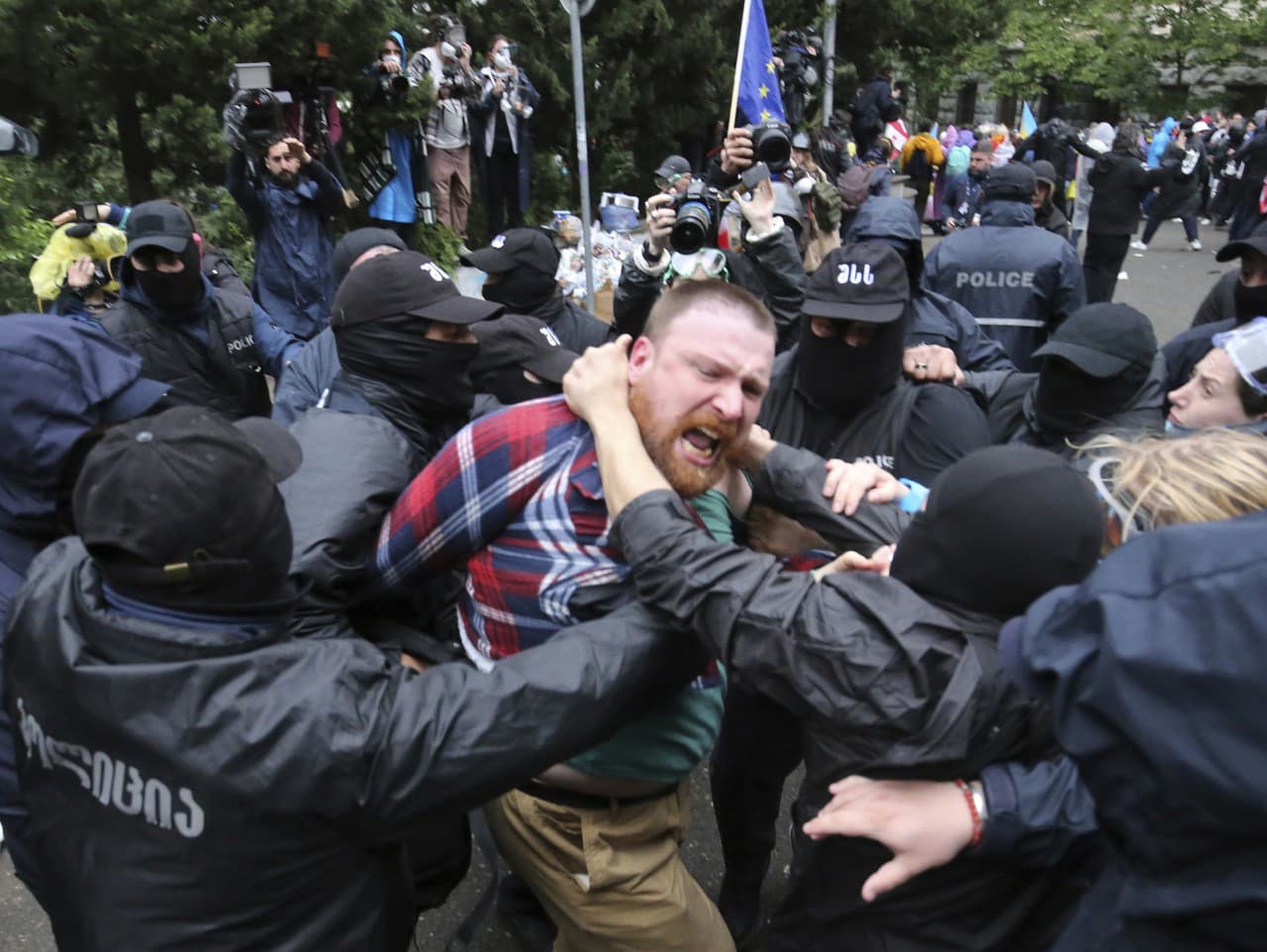 Demonštrácie v Gruzínsku neutíchajú, polícia nasadila na demonštrantov ťažkoodencov