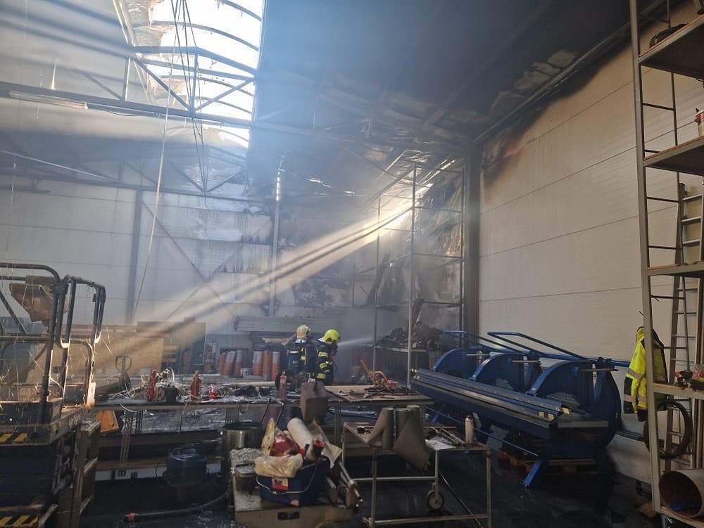 V priemyselnej zóne v Bojničkách zhoreli skladové priestory zváračskej dielne