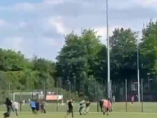 Na futbalovom zápase sa strhla bitka medzi znepriatelenými klanmi migrantov