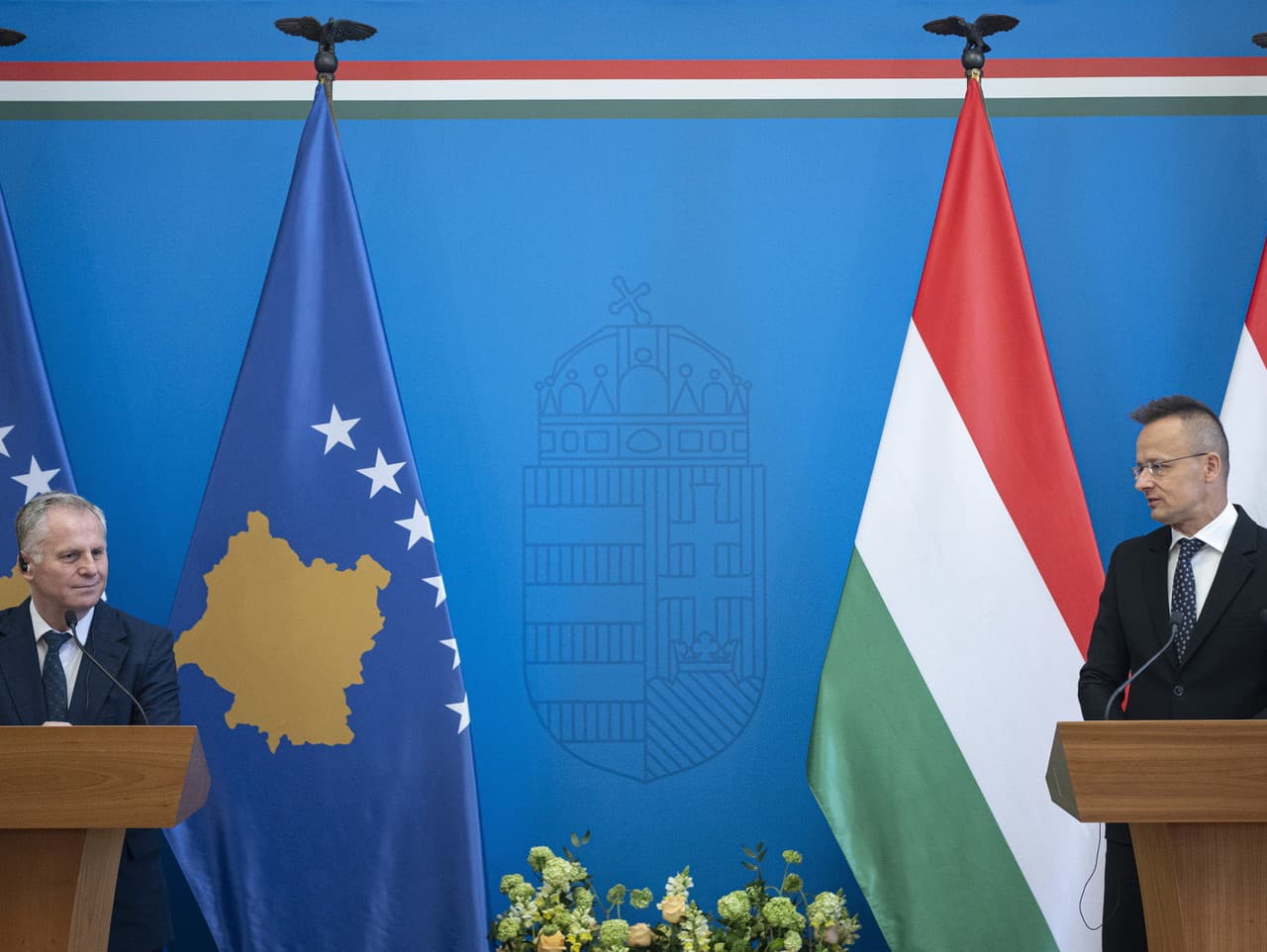 Podpredseda kosovskej vlády Besnik Bislimi a maďarský minister zahraničných vecí Péter Szijjártó 