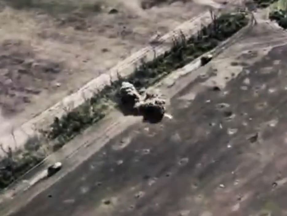Zábery ukazujú výbuchy ruských bojových vozidiel.