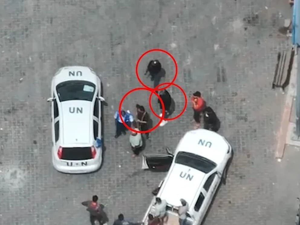 Teroristov z Hamasu vidieť pri automobiloch OSN.