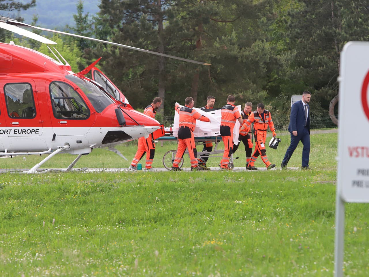 Premiéra Roberta Fica po streľbe previezli do nemocnice v Banskej Bystrici
