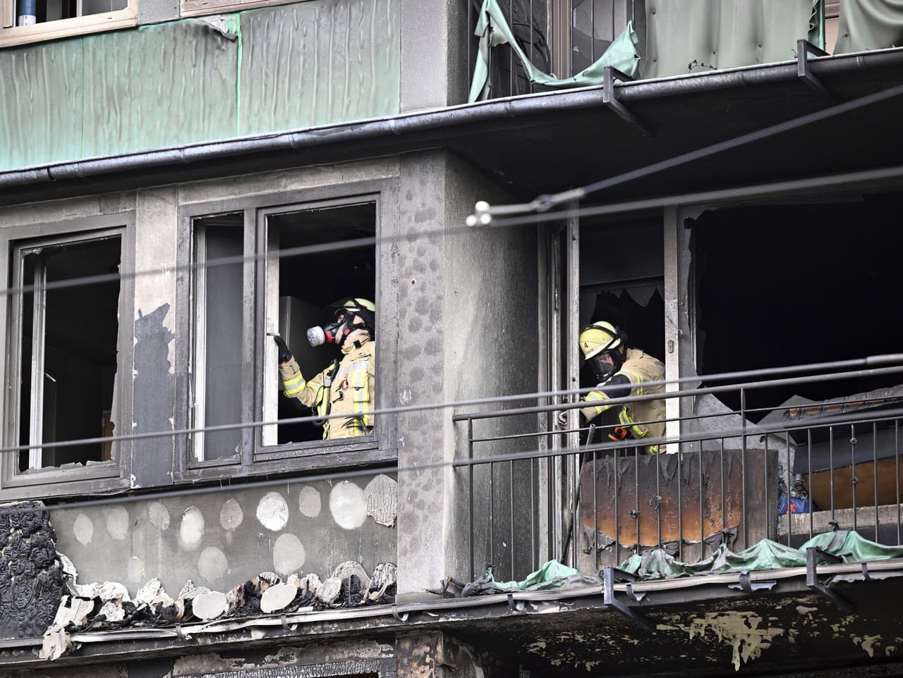 Hasiči zasahujú v bytovke, ktorú zachvátil požiar v nemeckom Düsseldorfe 16. mája 2024.