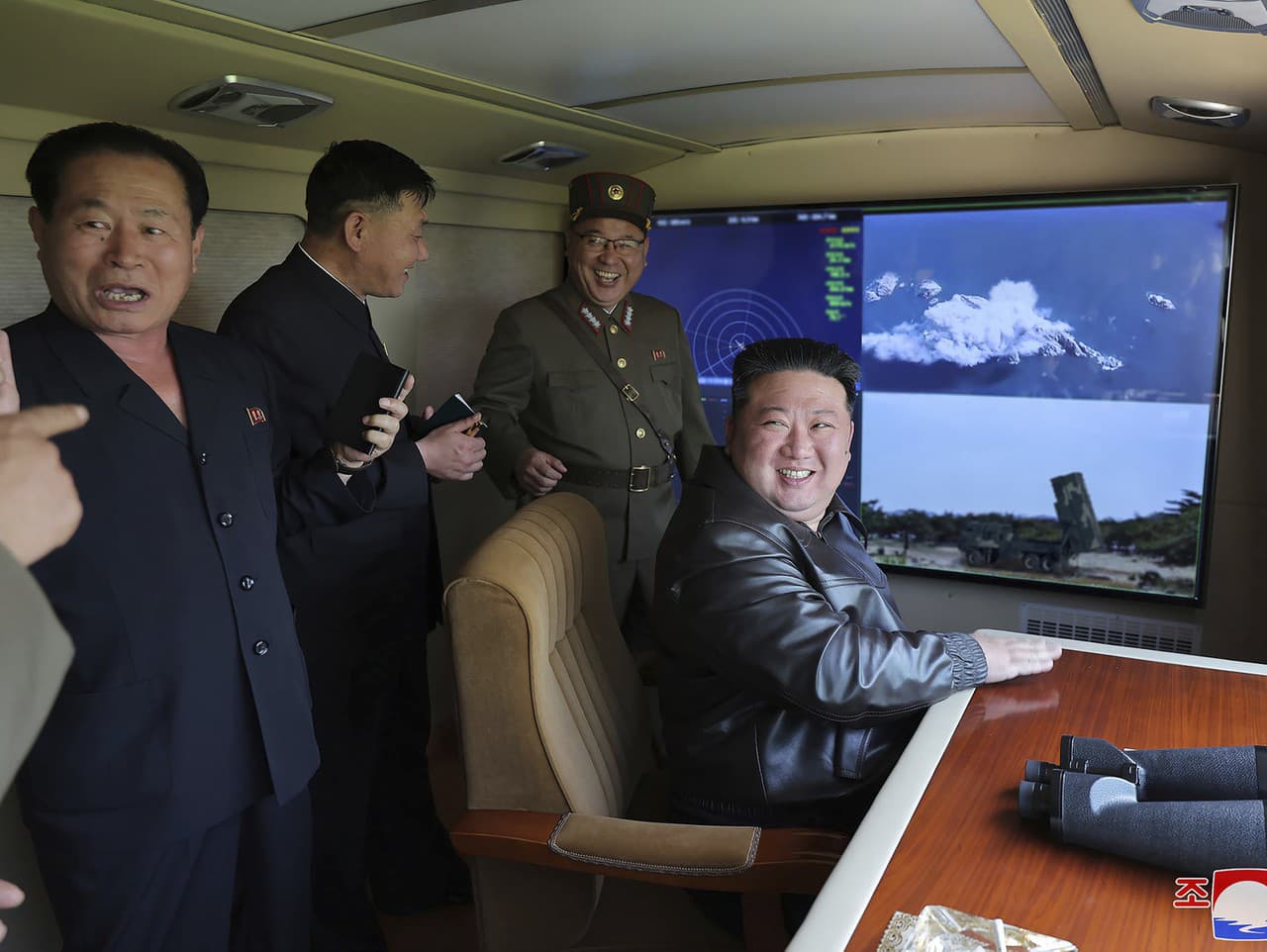 Kim Čong-un dohliada na testovacie odpálenie taktickej balistickej rakety 