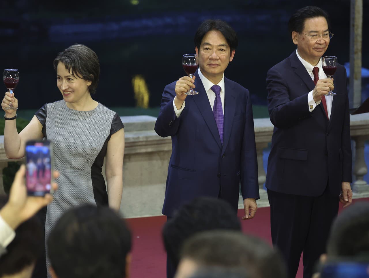Nový taiwanský prezident Laj Čching-te, známy aj ako William Lai, uprostred, nová viceprezidentka Bi-khim Hsiao, vľavo, a minister zahraničných vecí Joseph Wu, vpravo