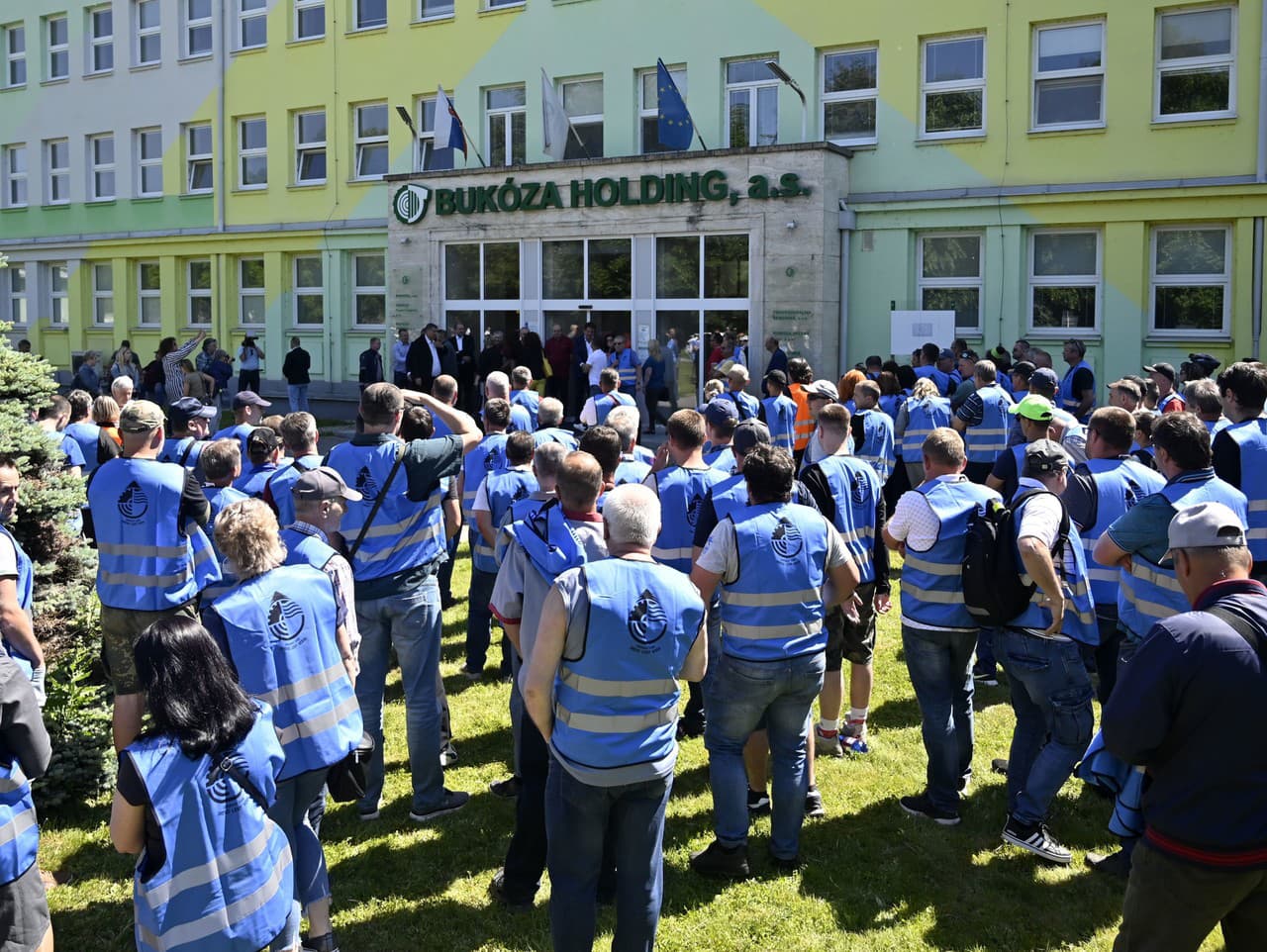 Protest zamestnancov spoločnosti Bukóza Holding, a.s. s podporou Odborového zväzu DREVO, LESY, VODA pred administratívnou budovou firmy v Hencovciach