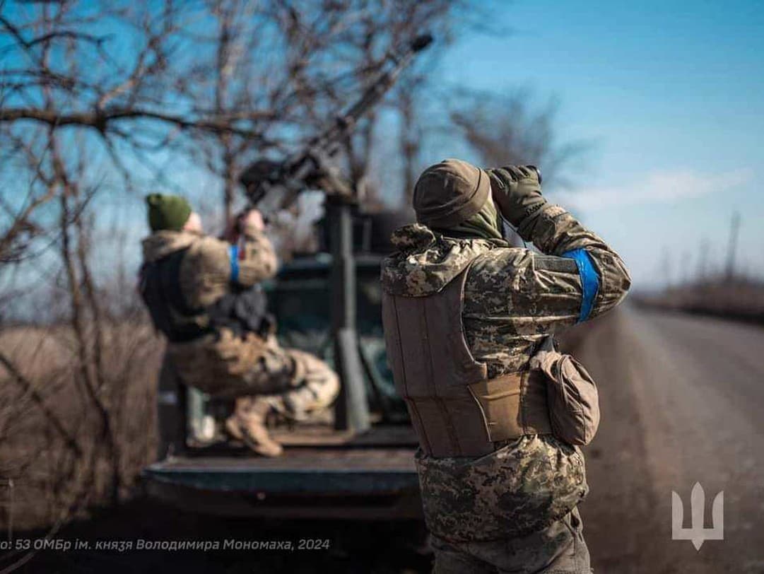 Na snímke, ktorú zverejnila tlačová služba ruského ministerstva obrany v pondelok 20. mája 2024, ostreľovači ruskej armády menia svoju pozíciu smerom k ukrajinským jednotkám na neznámom mieste. 