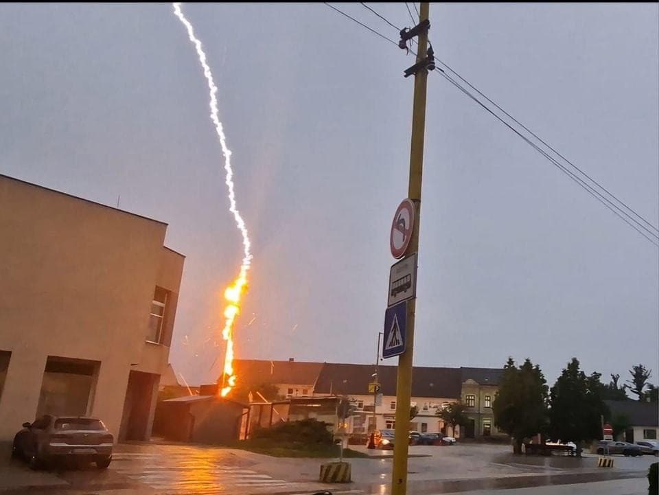 Silný blesk udrel priamo na námestí, autor videa mal poriadne šťastie
