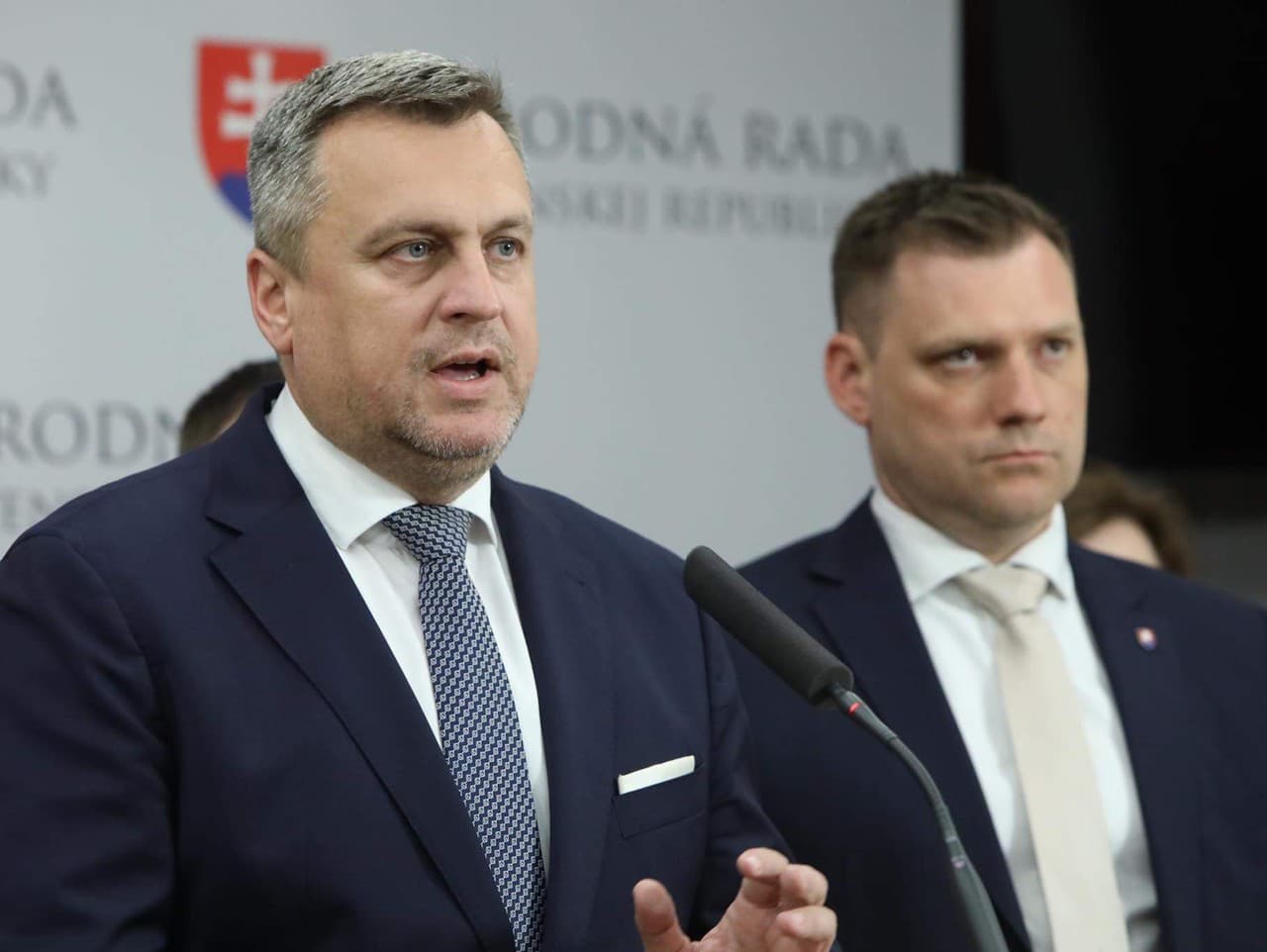 Andrej Danko a Tomáš Taraba počas tlačovej konferencie strany SNS