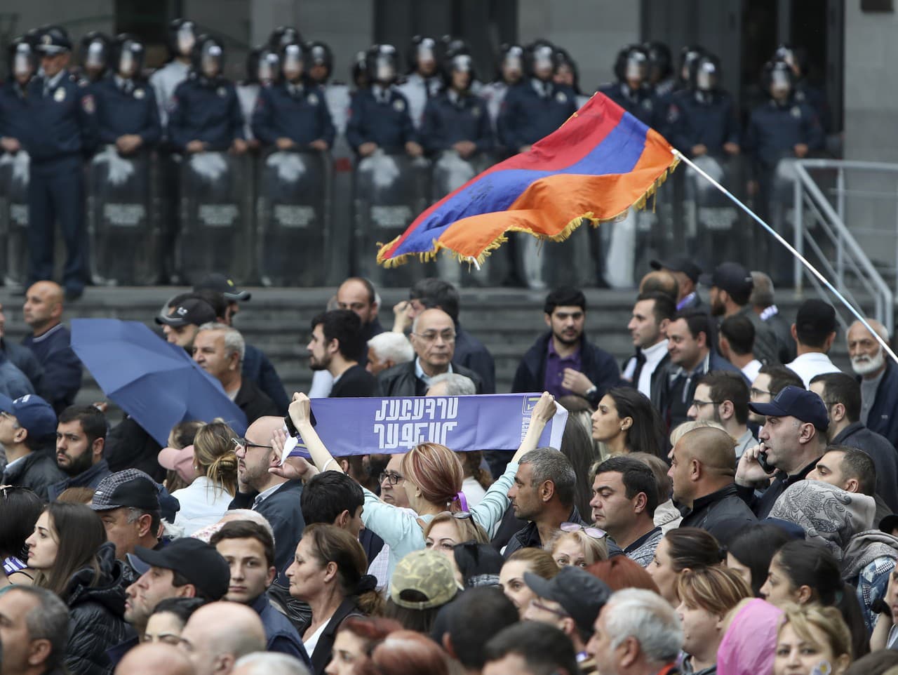 Policajti blukujú vstup do budovy parlamentu počas protivládneho protestu v Jerevane