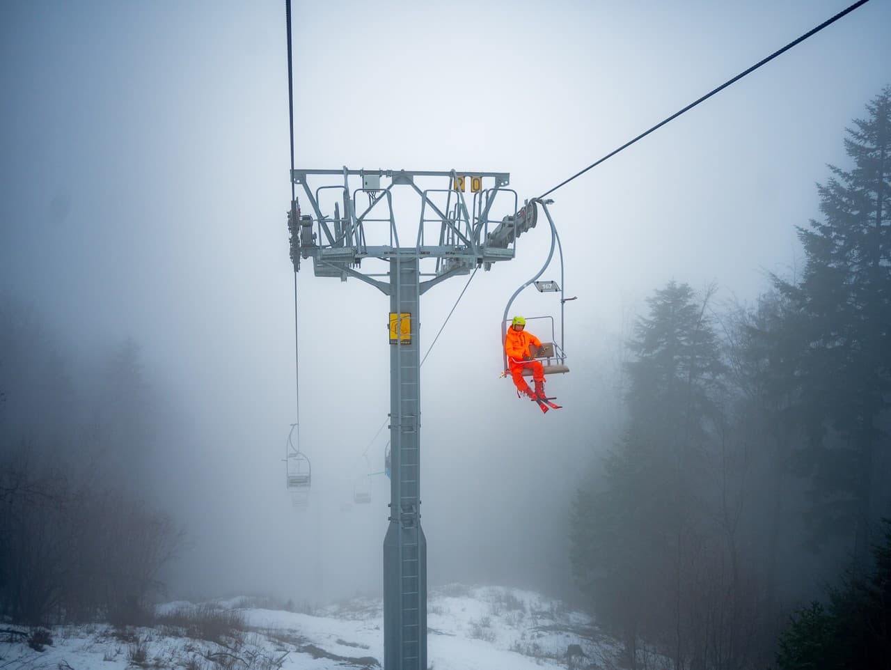 Na snímke návštevník na sedačkovej lanovke, ktorá vedie na lyžiarske stredisko Ski Lysá 