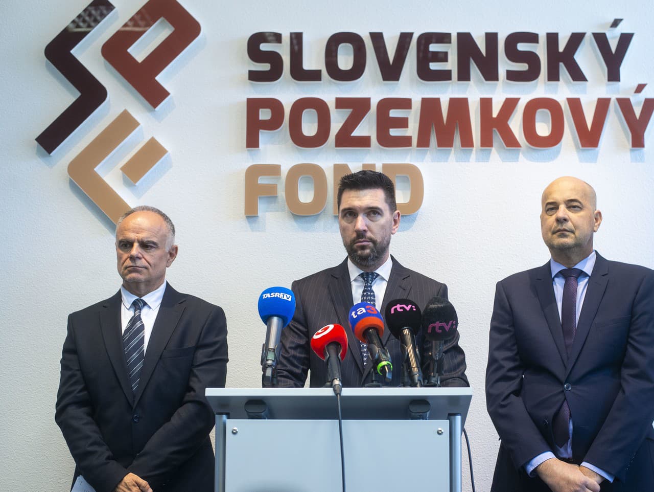 Na snímke zľava námestník generálneho riaditeľa SPF Rastislav Juhár, uprostred minister pôdohospodárstva a rozvoja vidieka SR Richard Takáč (Smer-SD) a generálny riaditeľ SPF Richard Šmída