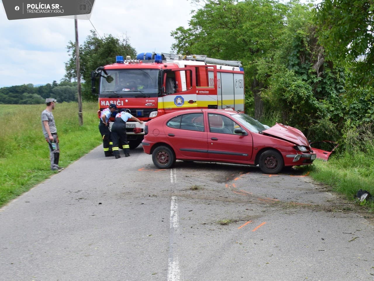 Po náraze do stromu skončila mladá vodička v nemocnici