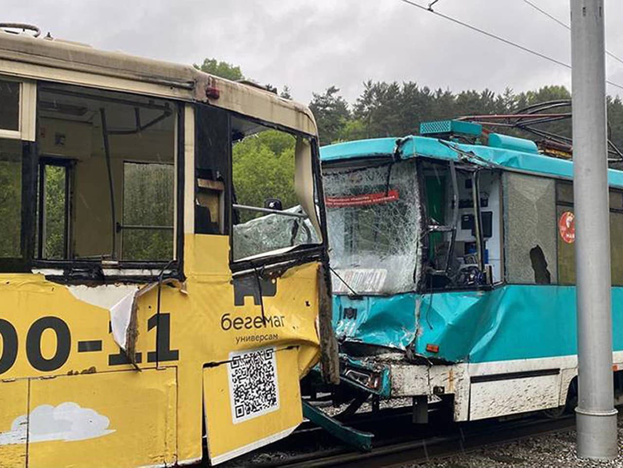 Na snímke dve električky po zrážke na moste v sibírskom meste Kemerovo