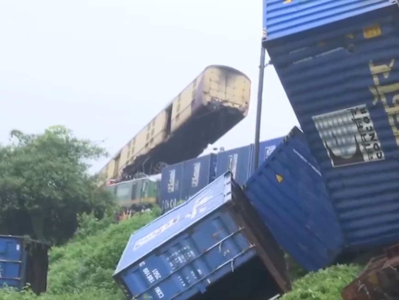 V indickom štáte Bangla sa zrazil nákladný vlak s osobným