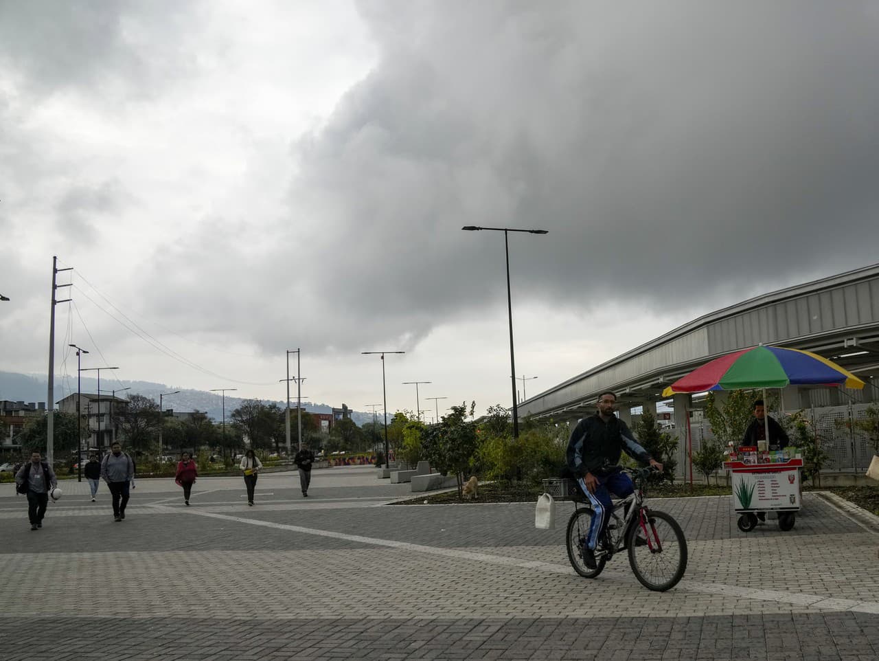 Ľudia kráčajú pred stanicou metra po celoplošnom výpadku elektrickej energie v krajine,  v ekvádorskom hlavnom meste Quito