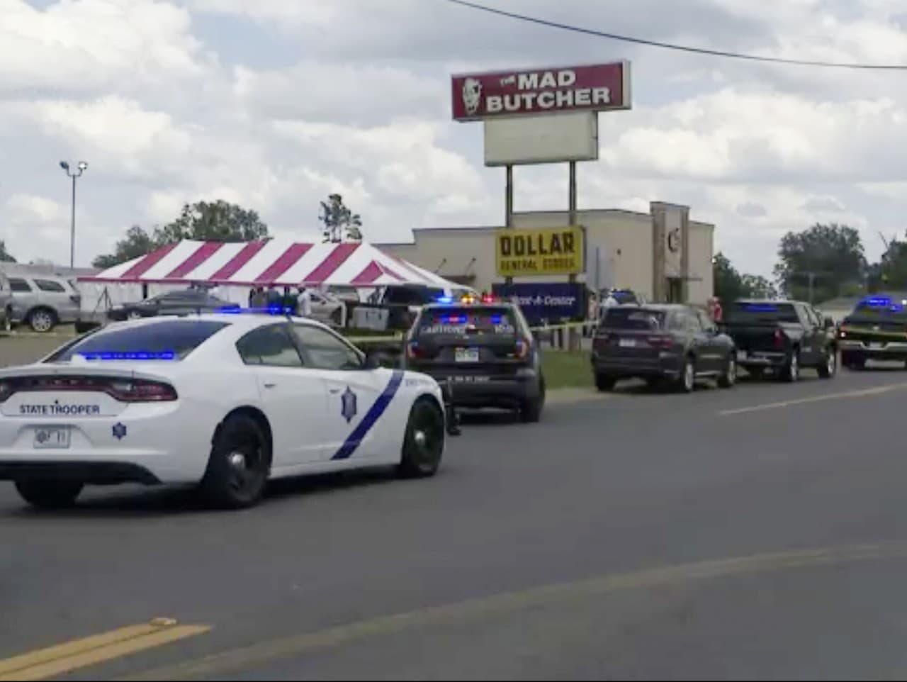 Polícia reaguje na miesto streľby v piatok 21. júna 2024 v meste Fordyce v štáte Arkansas