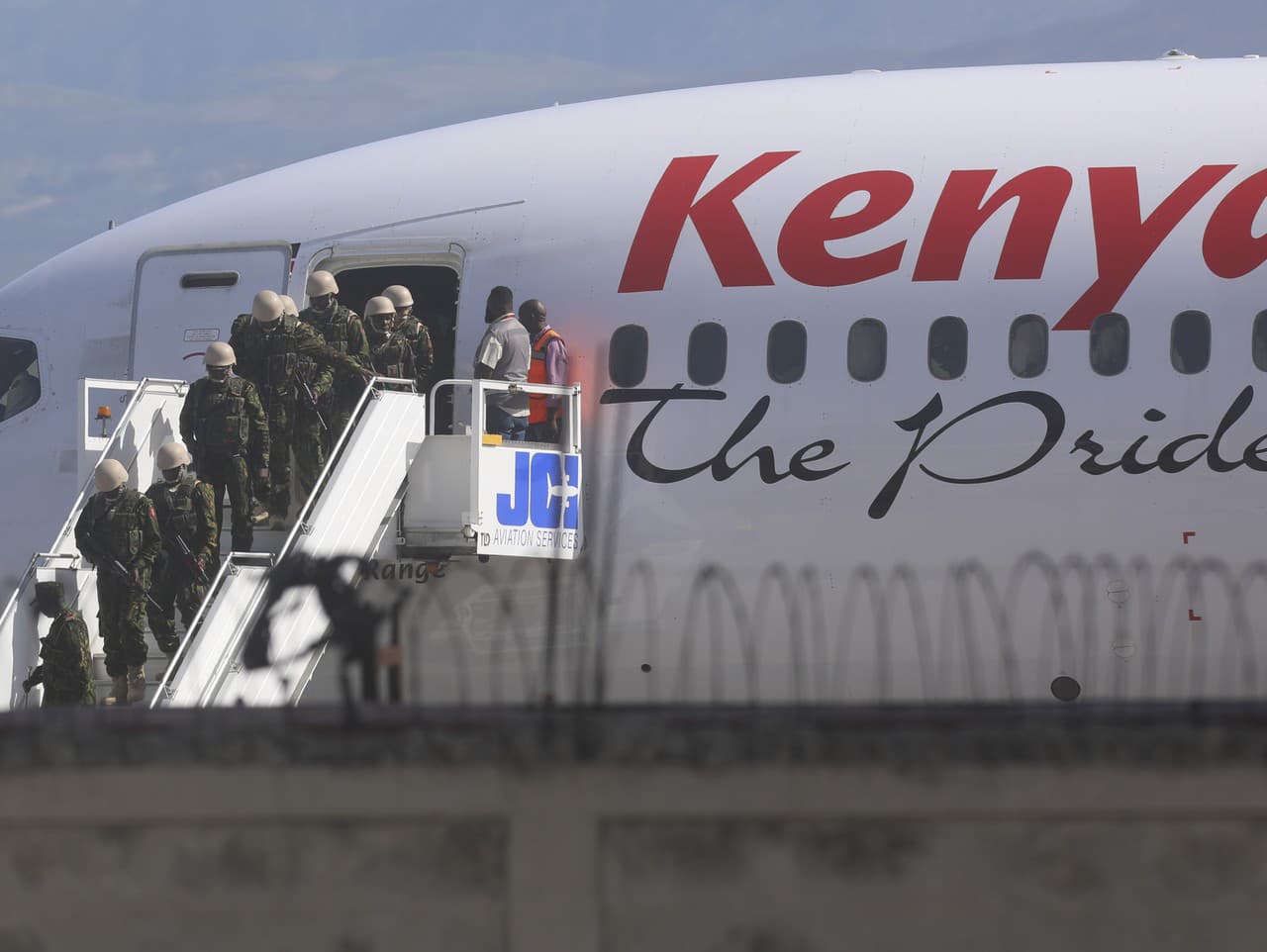 Kenskí policajti vystupujú z lietadla v haitskej metropole Port-au-Prince