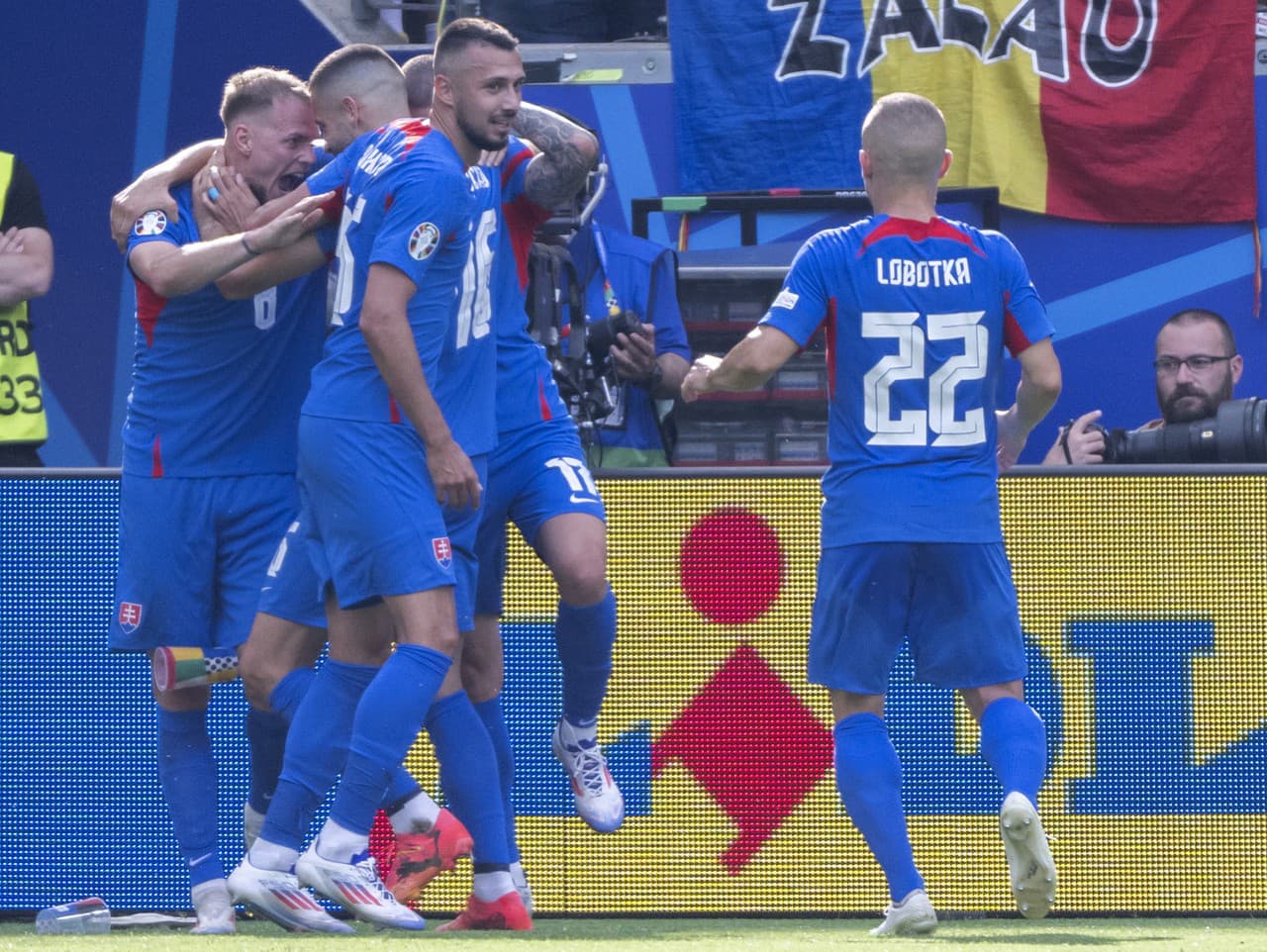 Na snímke vľavo Ondrej Duda (Slovensko) sa raduje z gólu na 1:0 so spoluhráčmi
