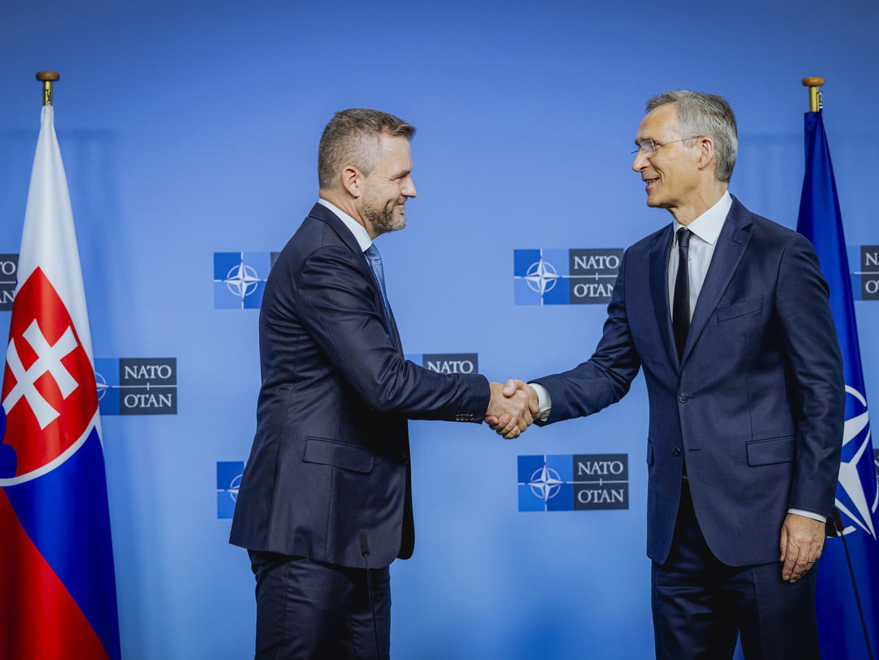 Pellegrini sa v Bruseli stretol s generálnym tajomníkom NATO Jensom Stoltenbergom