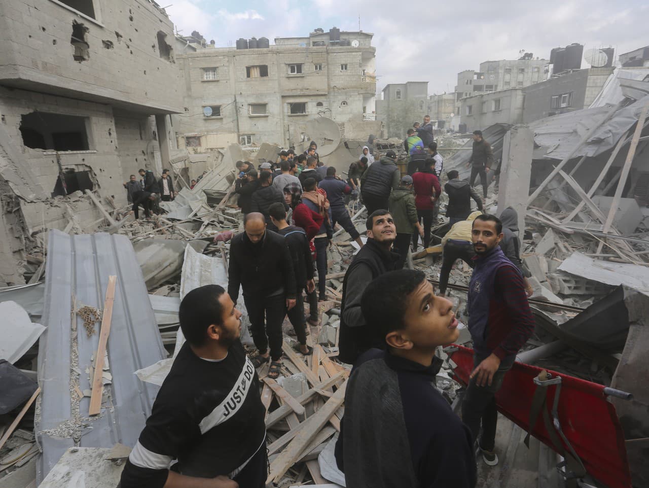 Palestínčania pátrajú po preživších po izraelskom leteckom útoku v Rafahu v Pásme Gazy