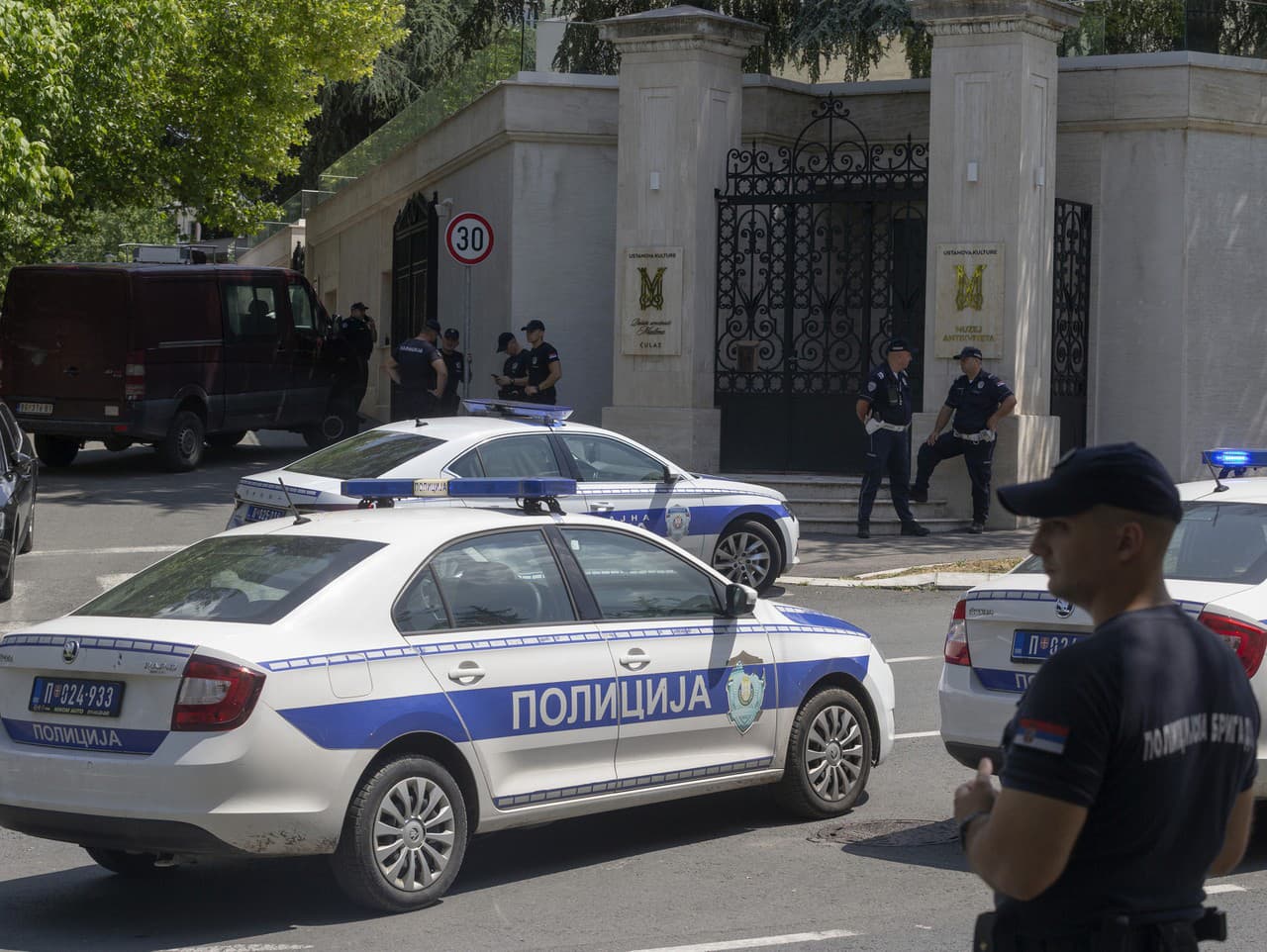 Srbskí policajti zablokovali dopravu na križovatke neďaleko budovy izraelského veľvyslanectva v Belehrade v sobotu 29. júna 2024.